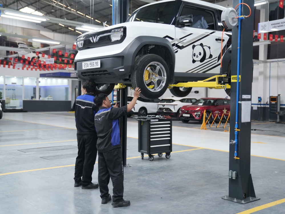 Đội ngũ kỹ thuật viên VinFast tại hệ thống VFG