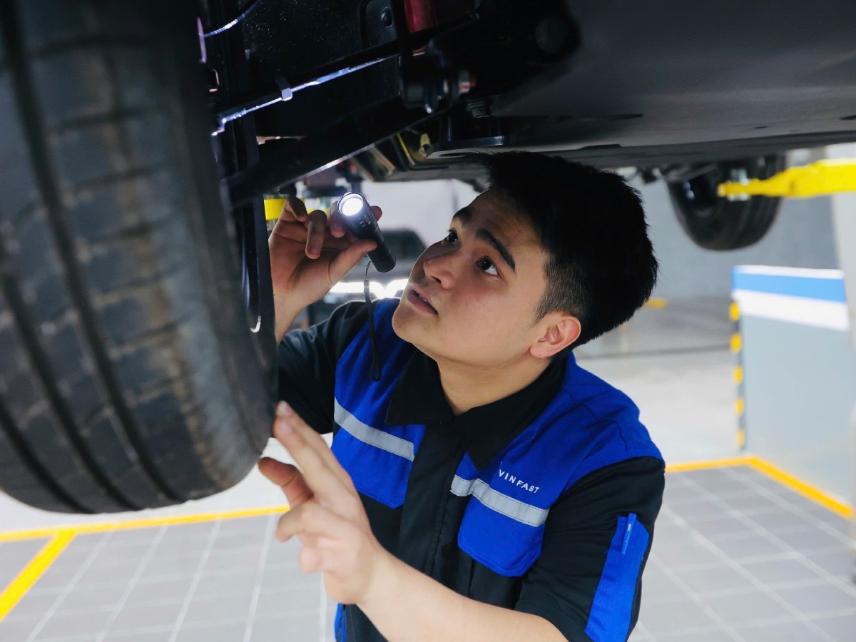 Đội ngũ kỹ thuật viên VinFast tại hệ thống VFG