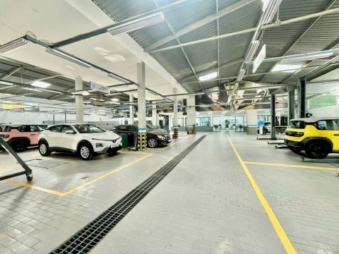 Đội ngũ kỹ thuật viên VinFast tại hệ thống VFG