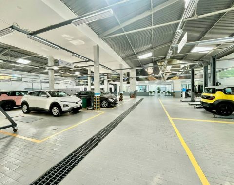 Đội ngũ kỹ thuật viên VinFast tại hệ thống VFG