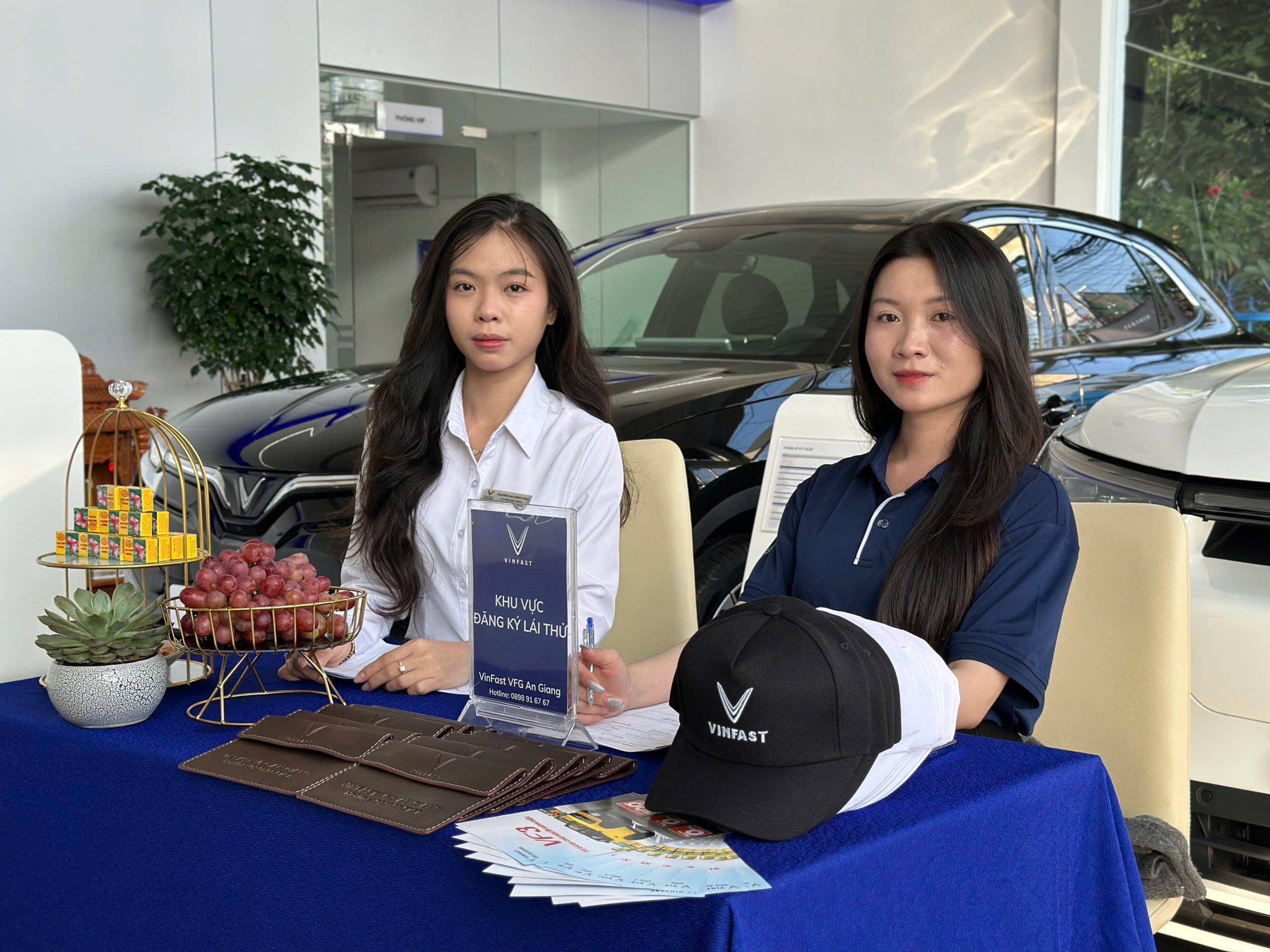 Lái thử xe VinFast kết hợp tư vấn dịch vụ tại showroom VFG