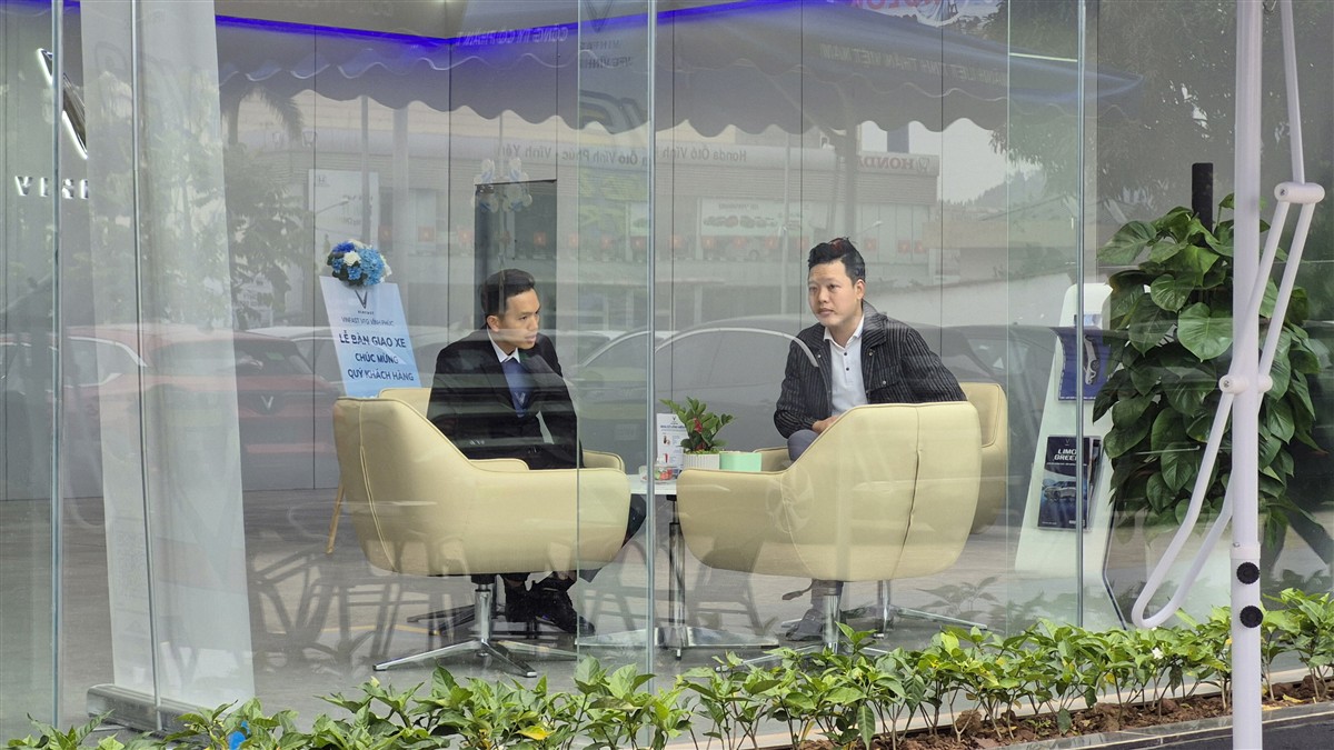 Lái thử xe VinFast kết hợp tư vấn dịch vụ tại showroom VFG