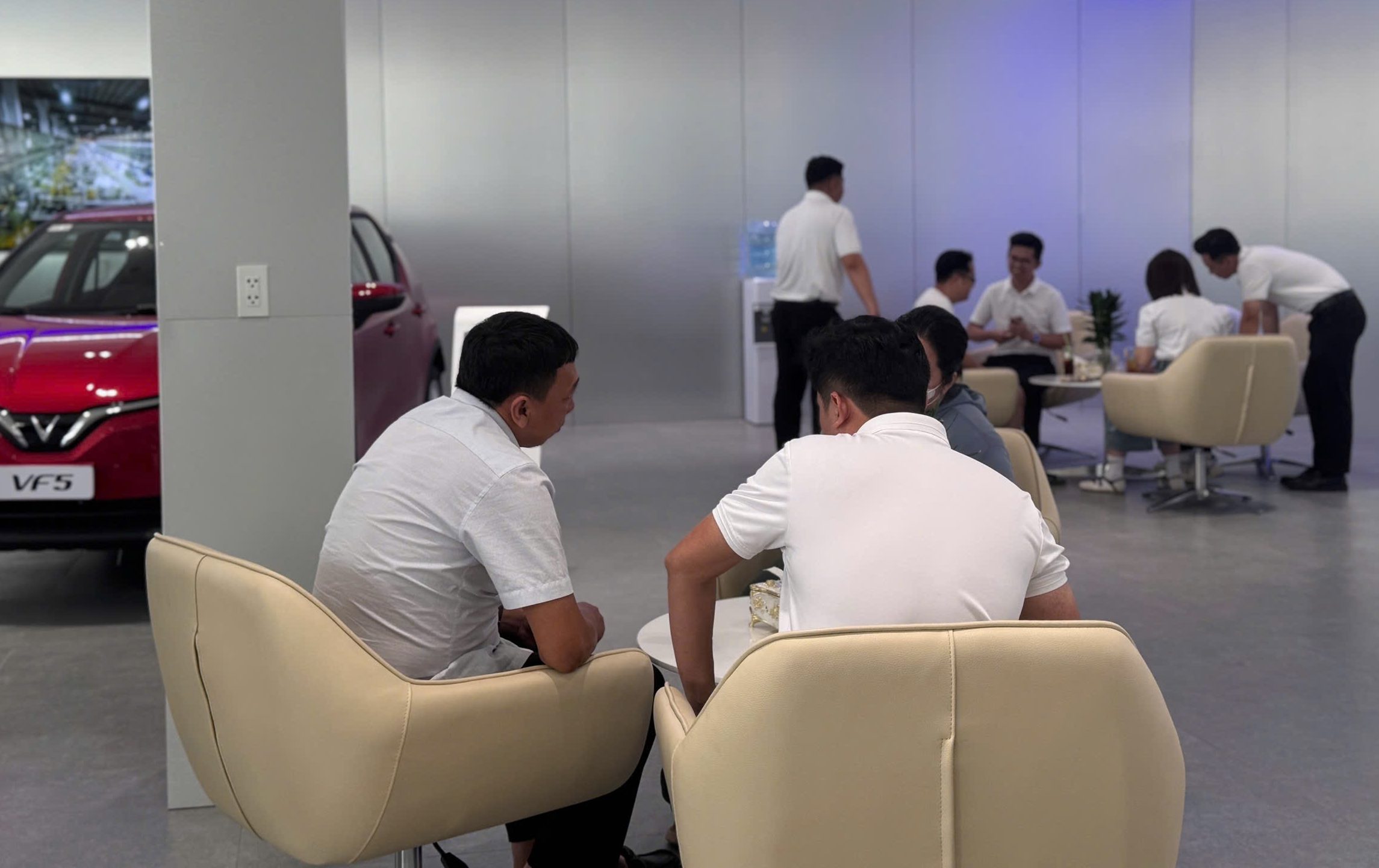 Khu chờ dịch vụ tại showroom VinFast VFG – trải nghiệm khác biệt